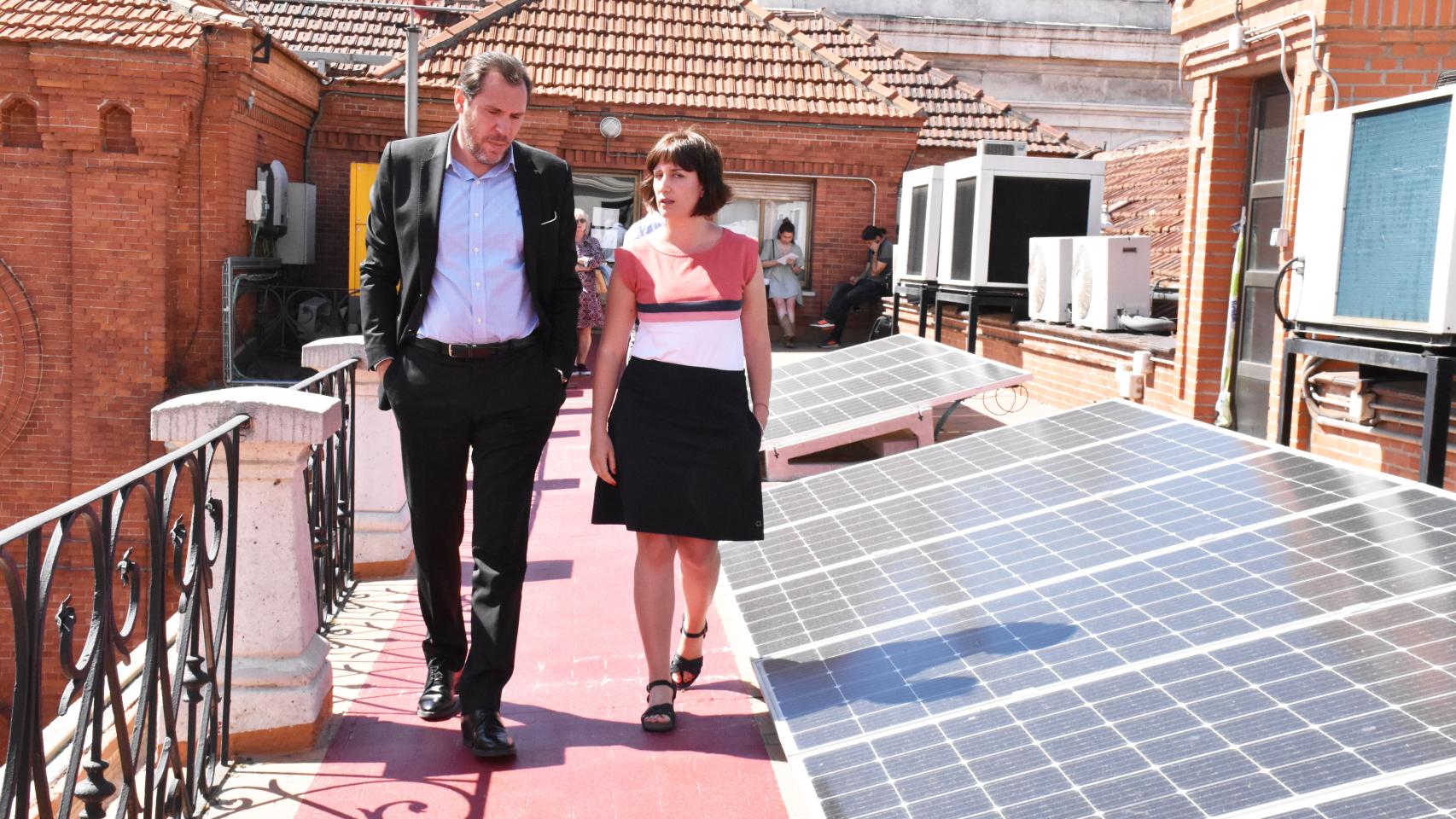Óscar Puente y María Sánchez en la azotea del Ayuntamiento junto a placas solares