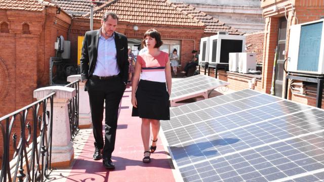 Óscar Puente y María Sánchez en la azotea del Ayuntamiento junto a placas solares
