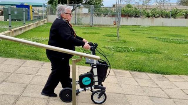 Una mujer prueba el andador inteligente de Cartif en la residencia de mayores de Camarzana de Tera (Zamora)