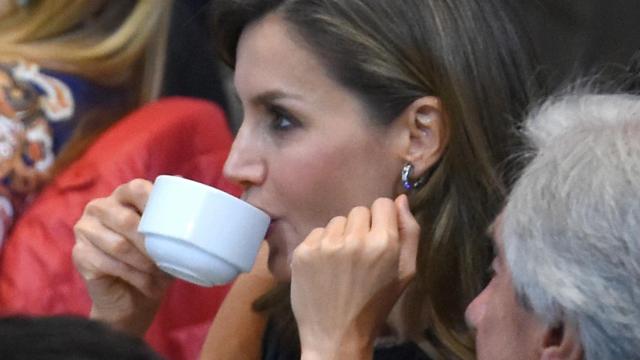 Letizia degusta un real café.