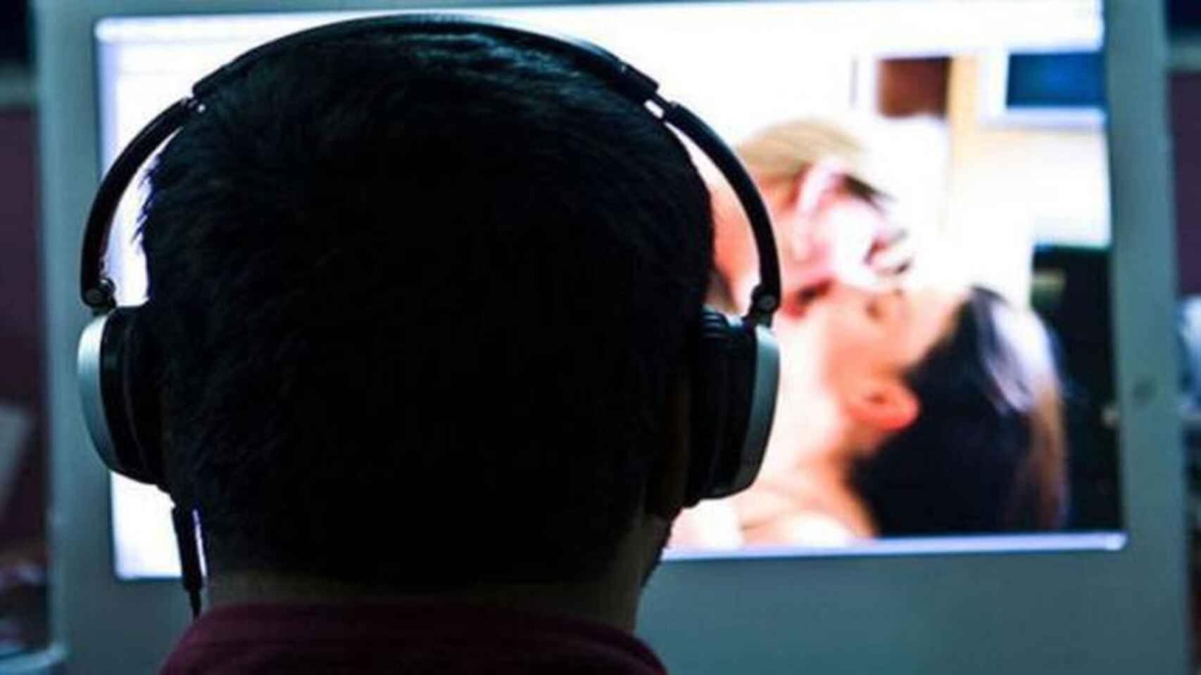 Un joven viendo una película porno.