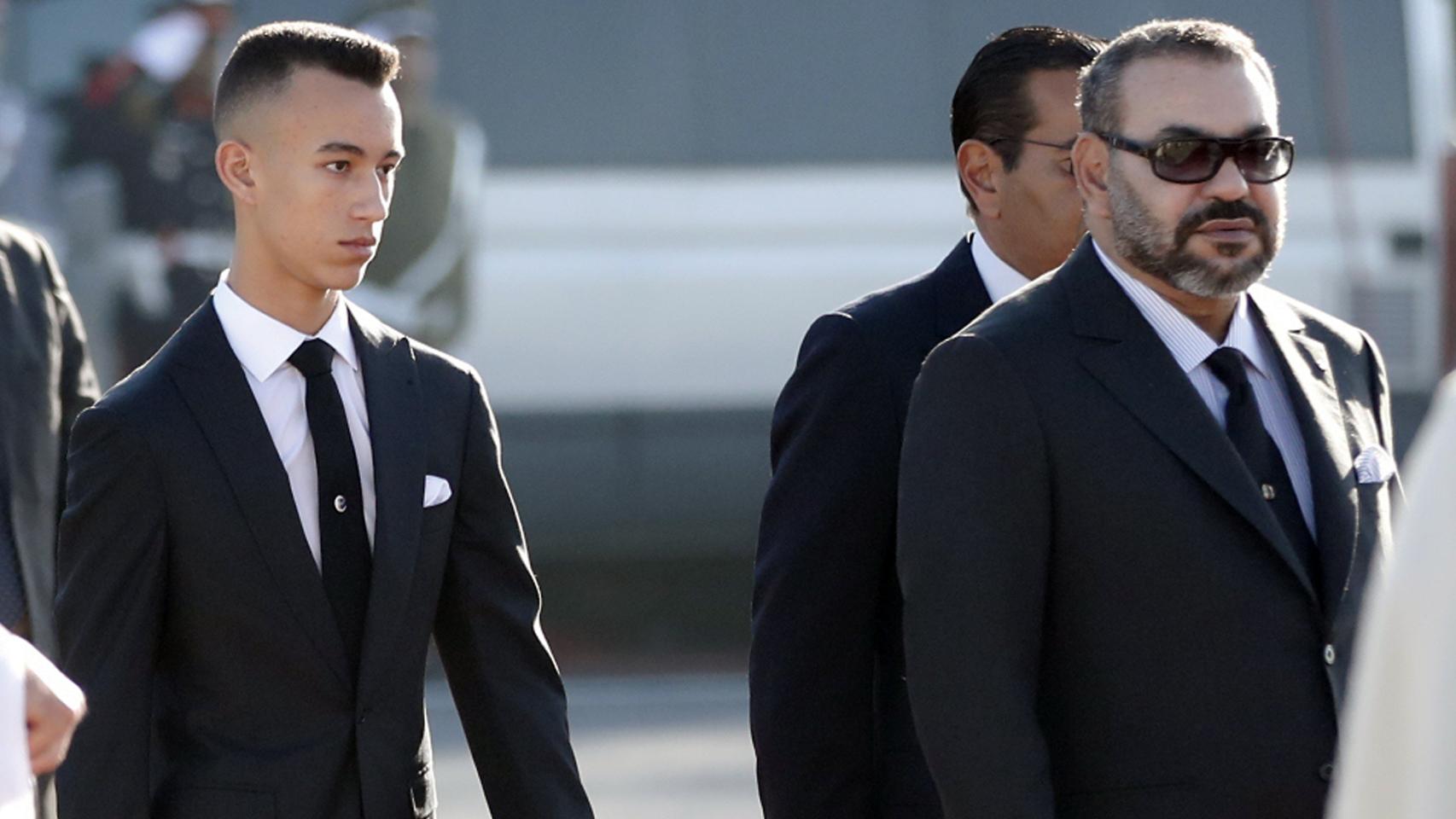 El rey Mohamed VI junto a su hijo, el príncipe Moulay Hassan.