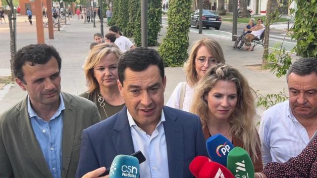 Juanma Moreno, durante la visita realizada hoy a San Fernando (Cádiz)