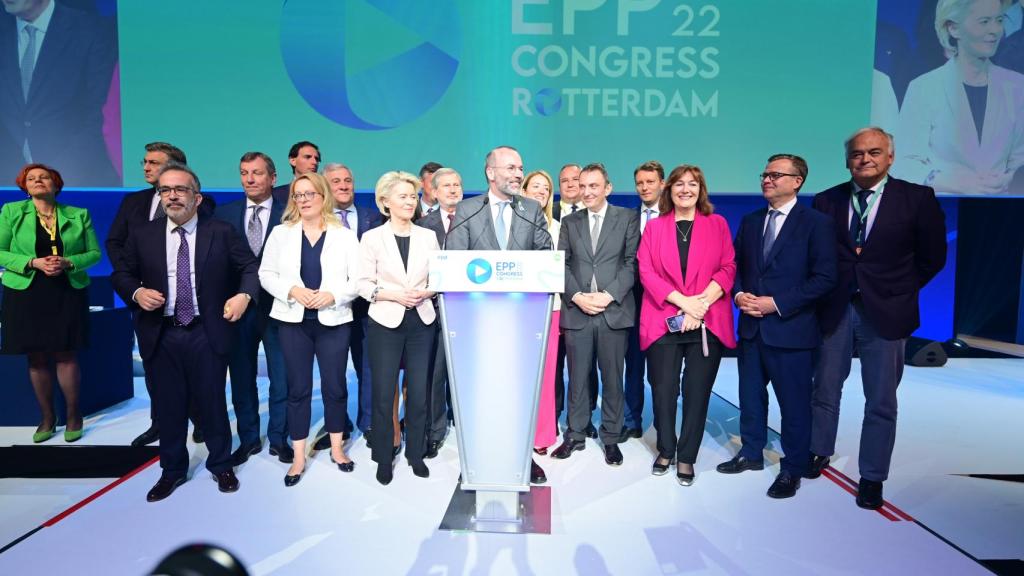 Esteban González Pons, junto a la nueva dirección del EPP, presidida por el alemán Manfred Weber.