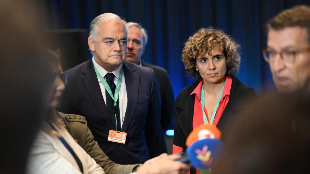 Alberto Núñez Feijóo atiende a la prensa, junto a Esteban González Pons y Dolors Montserrat.