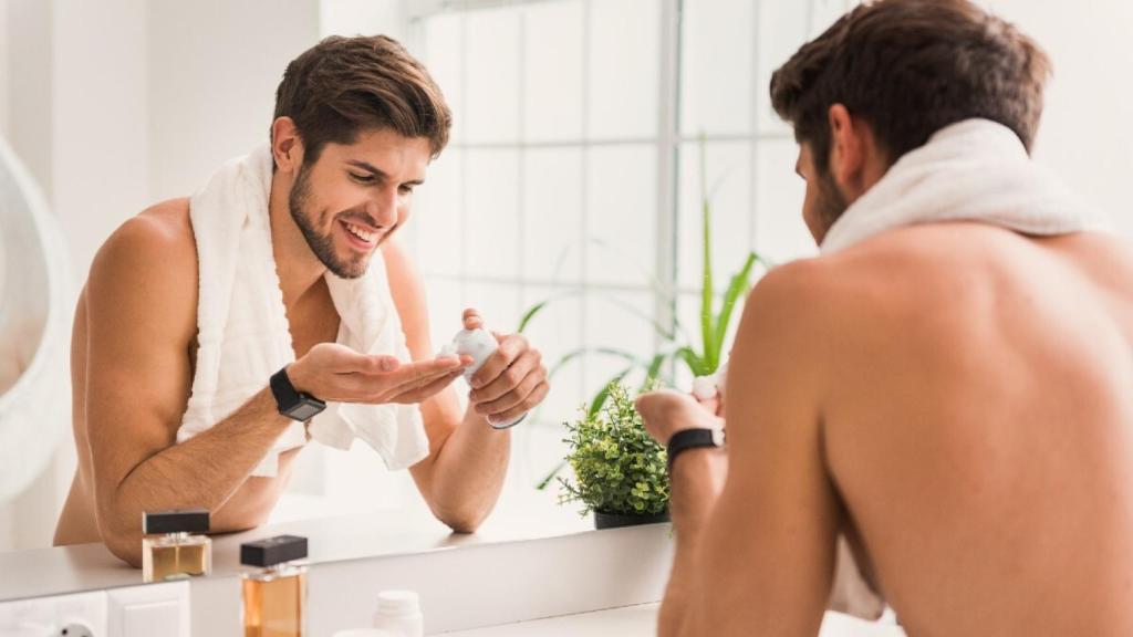 Hombre cuidándose la barba.