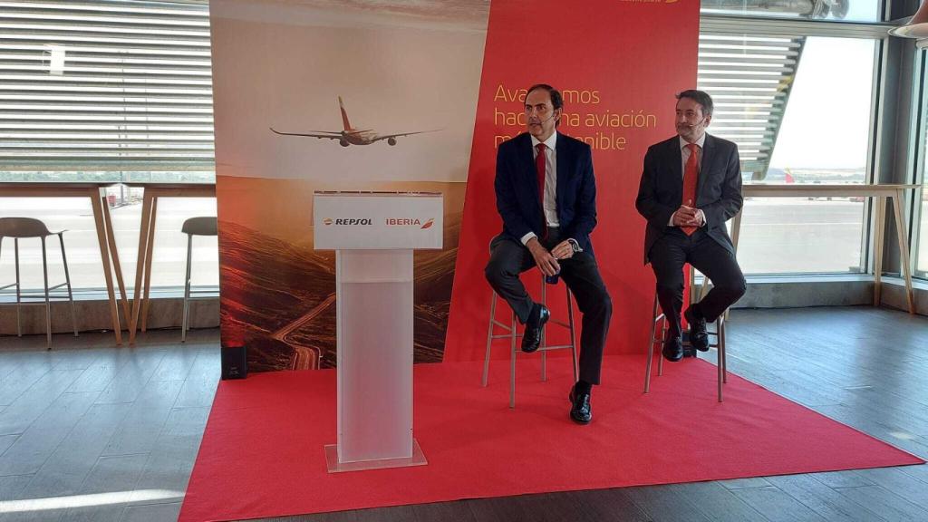 El presidente de Iberia, Javier Sánchez-Prieto y Josu Jon Imaz, consejero delegado de Repsol.