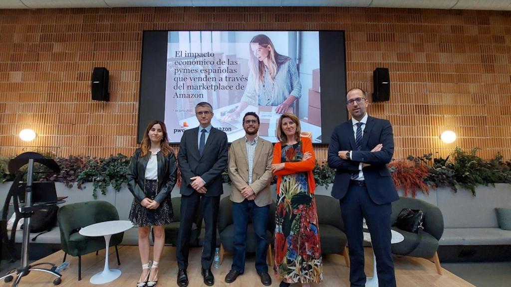 De izquierda a derecha, Marta Sáez (Amazon), Jordi Esteve (PwC), Andrés Rodríguez (Amazon), Begoña González Pastor (Olivares de Altomira) y Salvador Estevan, director general de Digitalización e Inteligencia Artificial.