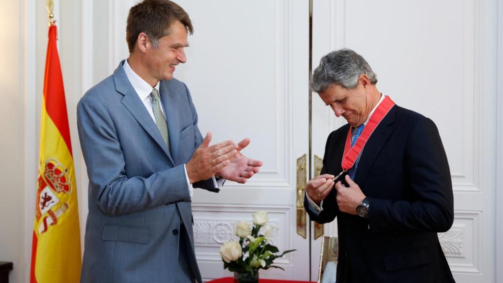 Riberas (Gestamp) recibe el reconocimiento el reconocimiento de Hugh Elliott, embaj.ador del Reino Unido en España