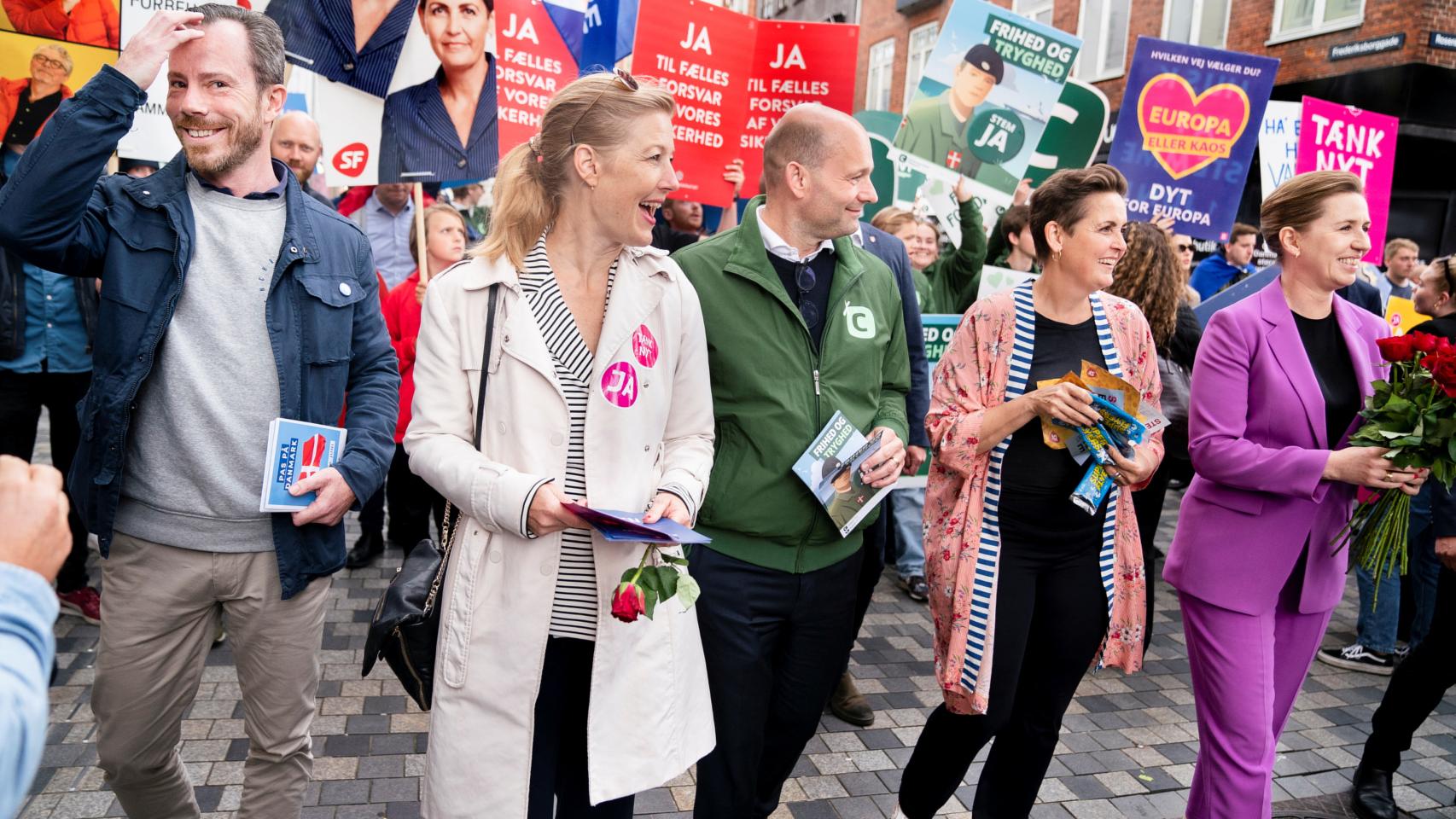 La primera ministra danesa, Mette Frederiksen, junto a los partidarios de eliminar la excepción.