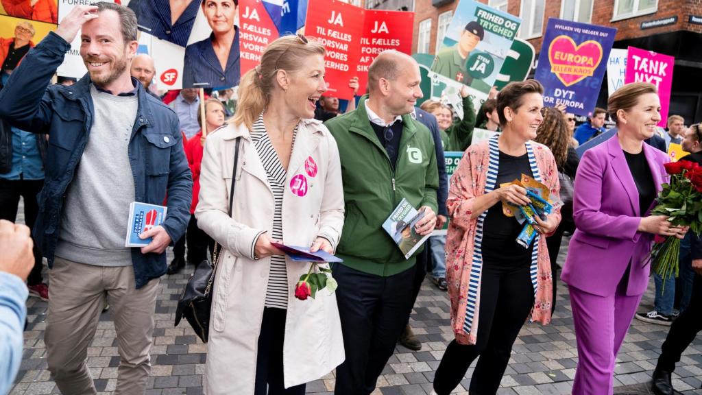 La primera ministra danesa, Mette Frederiksen, junto a los partidarios de eliminar la excepción.