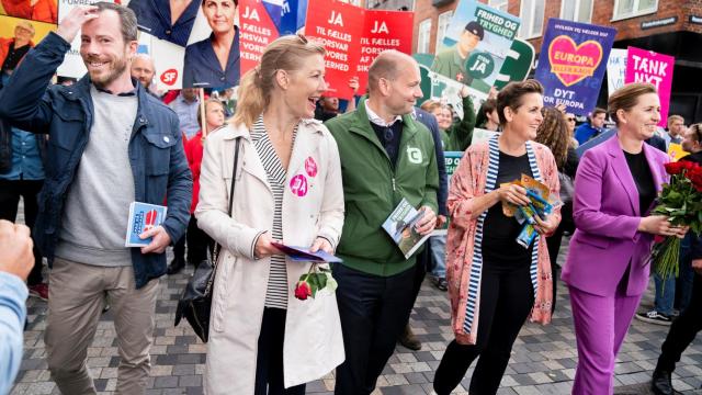 La primera ministra danesa, Mette Frederiksen, junto a los partidarios de eliminar la excepción.