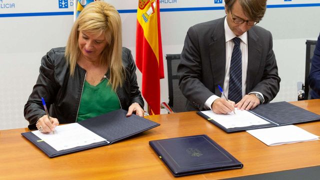 Firma del acuerdo entre la Xunta y Correos
