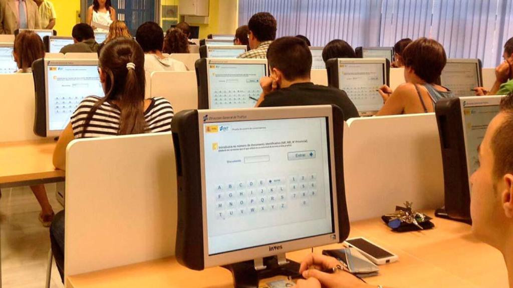 Alumnos haciendo el examen de conducir.