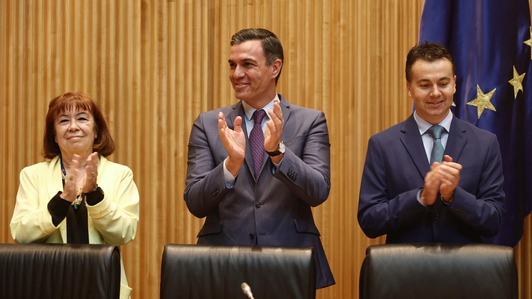 Pedro Sánchez este miércoles con Héctor Gómez y Cristina Narbona en el Congreso.