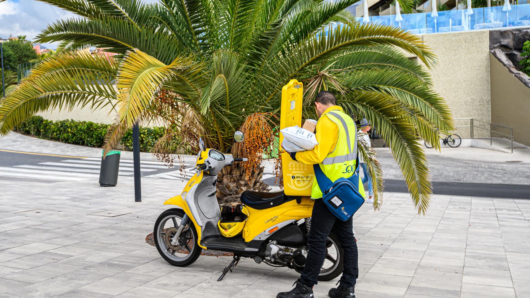 Imagen de archivo de un cartero de Correos.