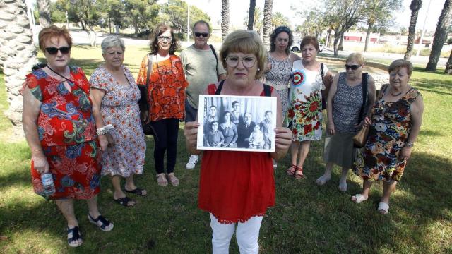 La familia de Juan Bautista Gonzálvez Juan posa para la foto en una rotonda de El Altet.