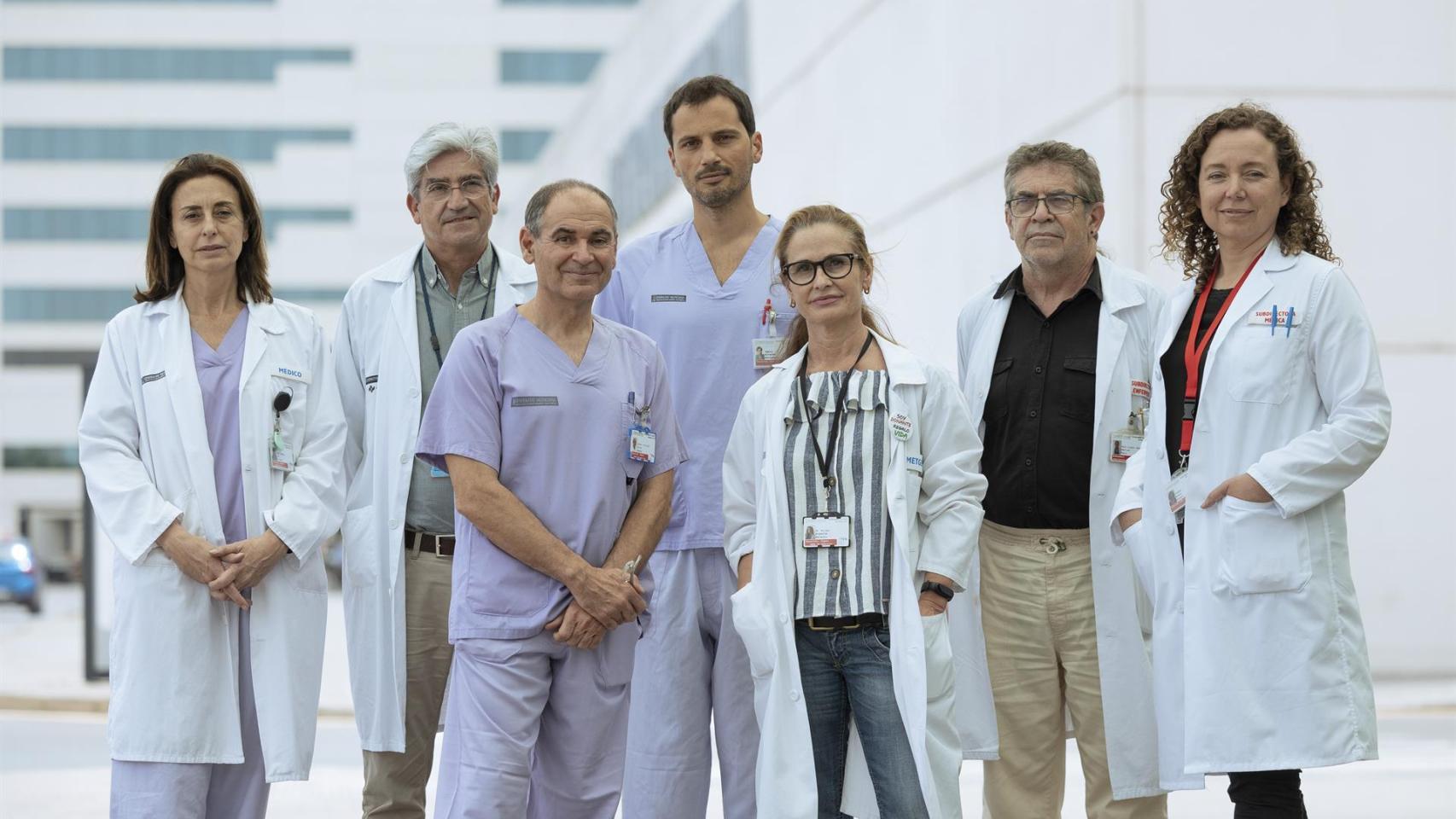 El doctor Gabriel Sales (3º i), jefe del servicio de Cirugía Torácica y Trasplante Pulmonar del Hospital La Fe de València junto a los integrantes del equipo.