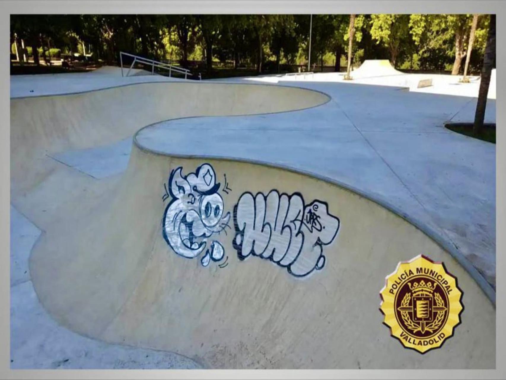 Pintadas de los grafiteros en la zona de skate de Moreras, en Valladolid