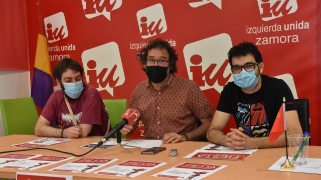 El coordinador provincial de IU Zamora, Miguel Ángel Viñas; el responsable de Organización y Comunicación, David Viñas; y el miembro del Consejo Político Provincial, Jonatan de Anta, presentan la fiesta de IU Zamora