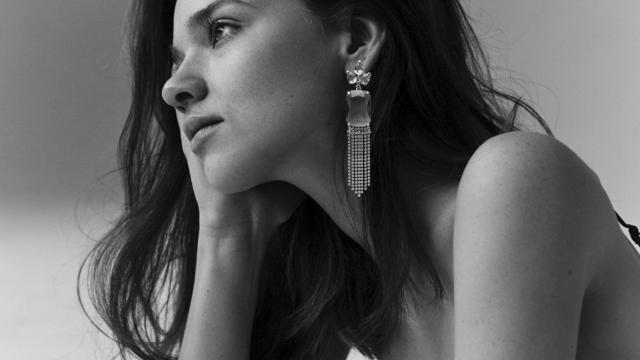 Modelo con los nuevos pendientes de Customima.