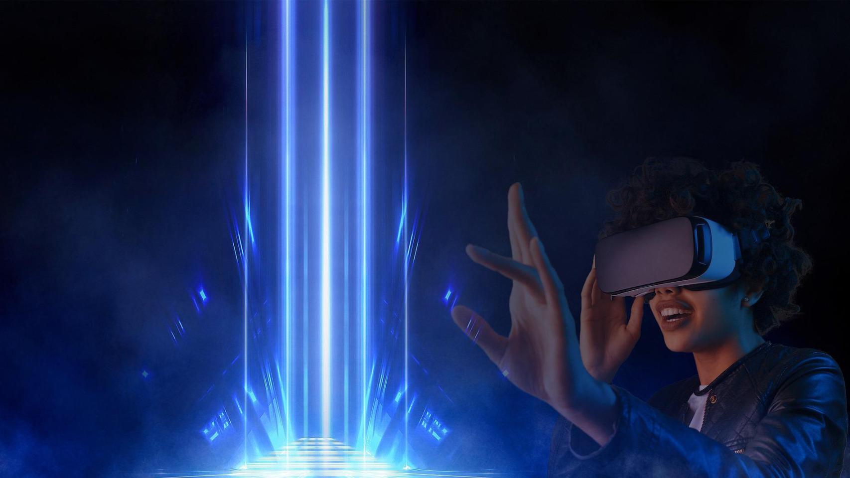 Una persona utilizando unas gafas de realidad virtual.