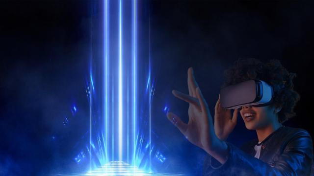 Una persona utilizando unas gafas de realidad virtual.