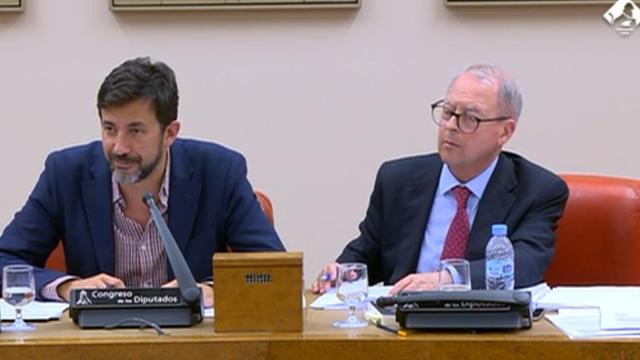 Antonio Gómez-Reino, presidente de la Comisión de Trabajo del Congreso, y el letrado, Discutiendo con los diputados socialistas.