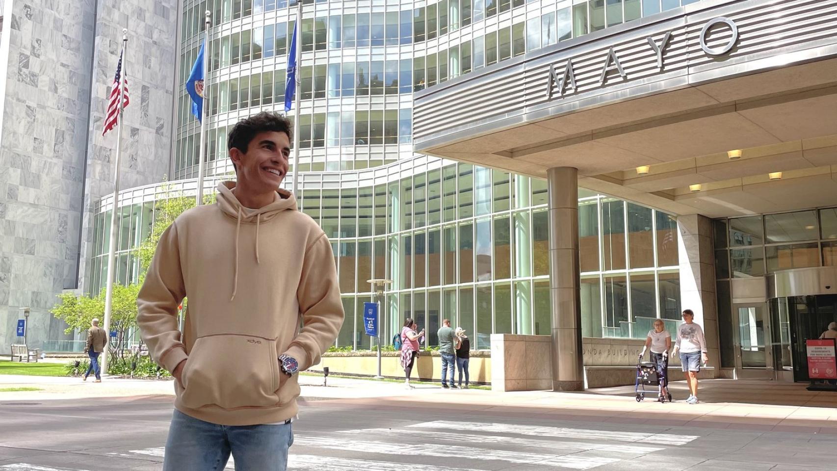 Marc Márquez, a las puertas de la Clínica Mayo de Rochester (Minnesota).