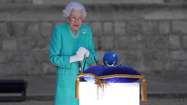 Isabel II, este jueves, 2 de junio, por la noche, en el encendido de llamas en su honor.