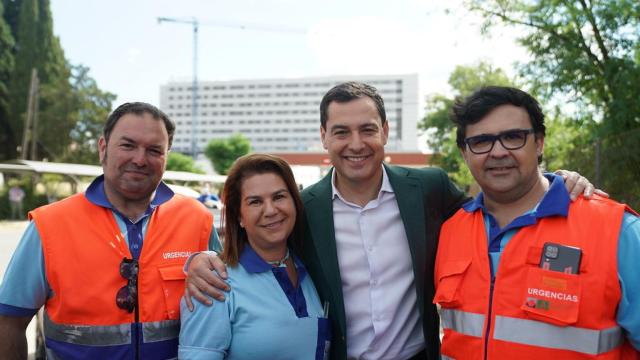 El candidato popular a la Junta de Andalucía, Juanma Moreno,  posa junto a personal sanitario hoy en Sevilla