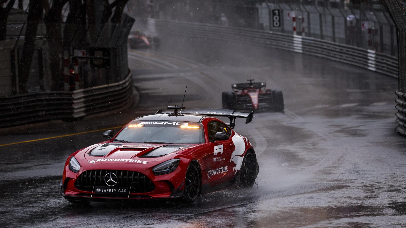 El Safety Car, delante del coche de Charles Leclerc.