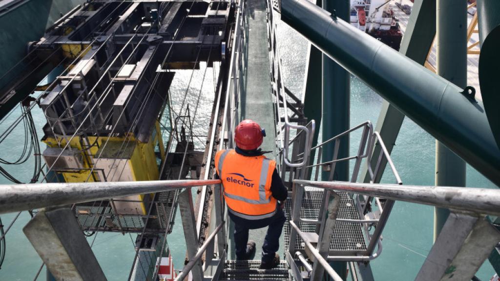 Un operario de Elecnor en una de sus instalaciones.