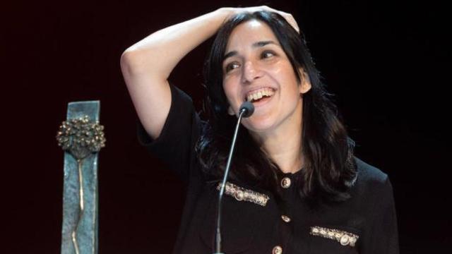 La directora Alauda Ruiz de Azúa, con la Biznaga de Oro por 'Cinco lobitos'.