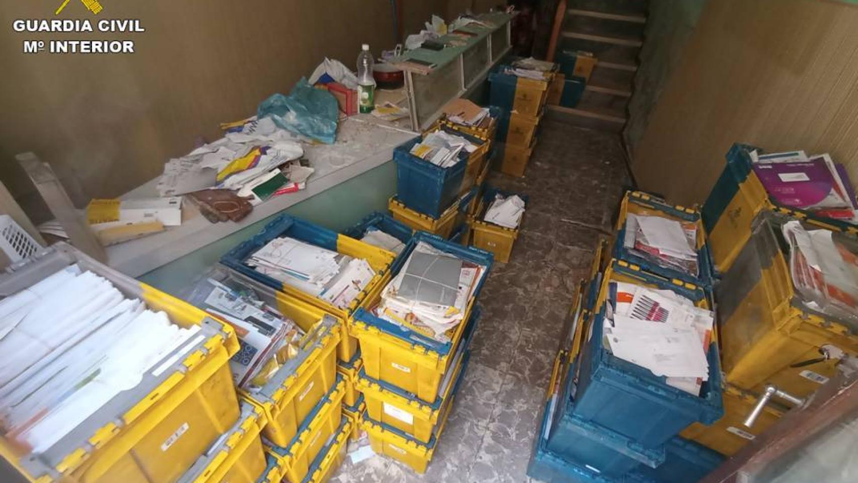 Imágenes de la correspondencia sin entregar que se ha encontrado en una casa en Biar.