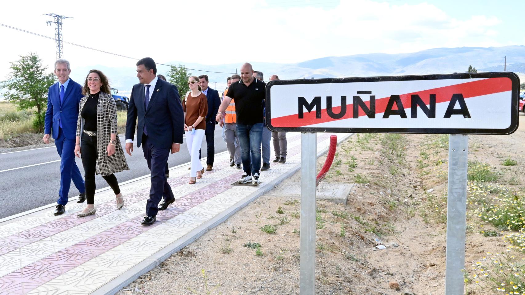 La consejera María González Corral visita las obras en la travesía de la Muñana.