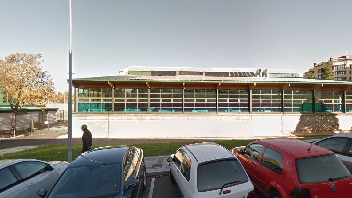 El frontón de las Eras de Santa Marina desde fuera.