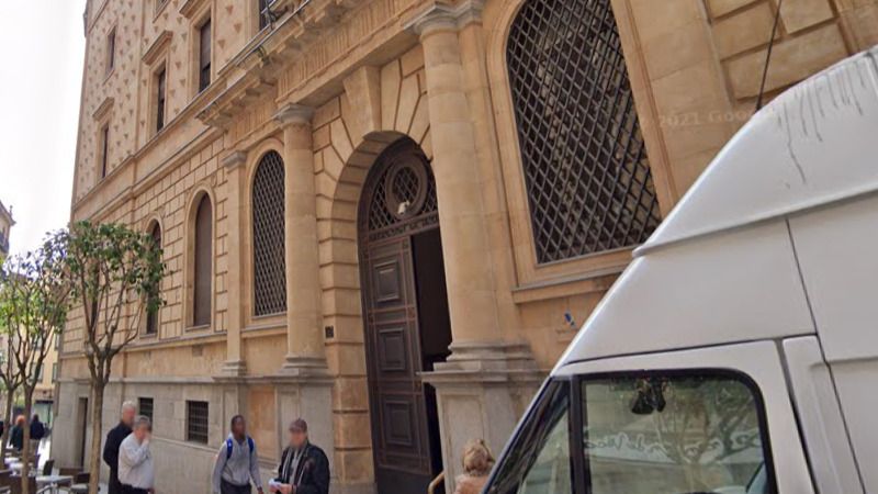 Puertas de la delegación de Hacienda en Salamanca