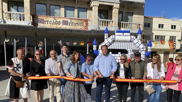 El alcalde de Guijuelo inaugura el mercado medieval.