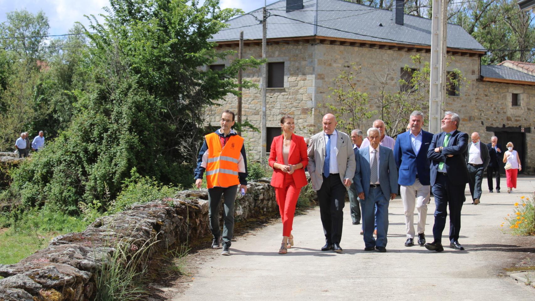 El consejero de la Presidencia, Jesús Julio Carnedo, visita una obra municipal de saneamiento financiada por el Fondo Extra Covid