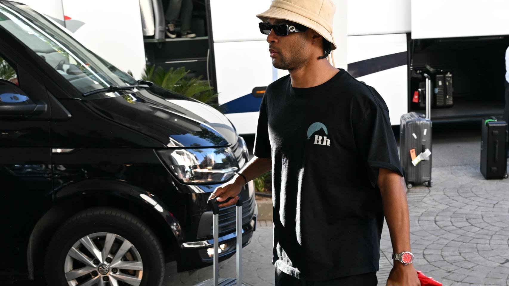 Serge Gnabry llegando a la concentración de la selección de Alemania.
