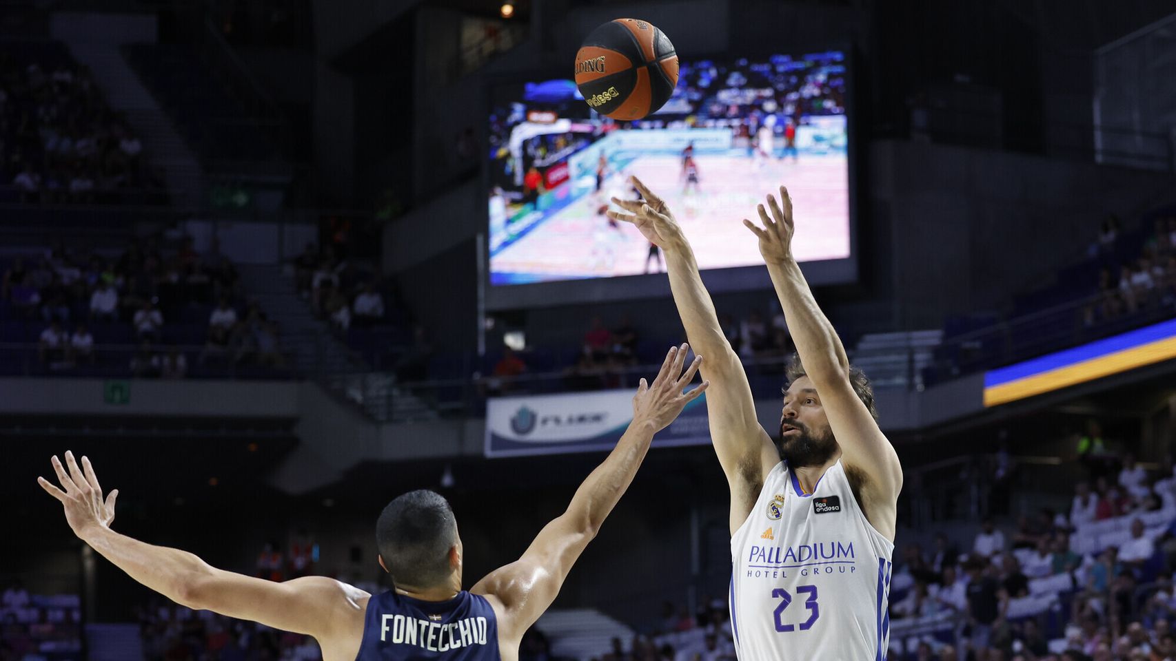 Sergio Llull lanza un triple.
