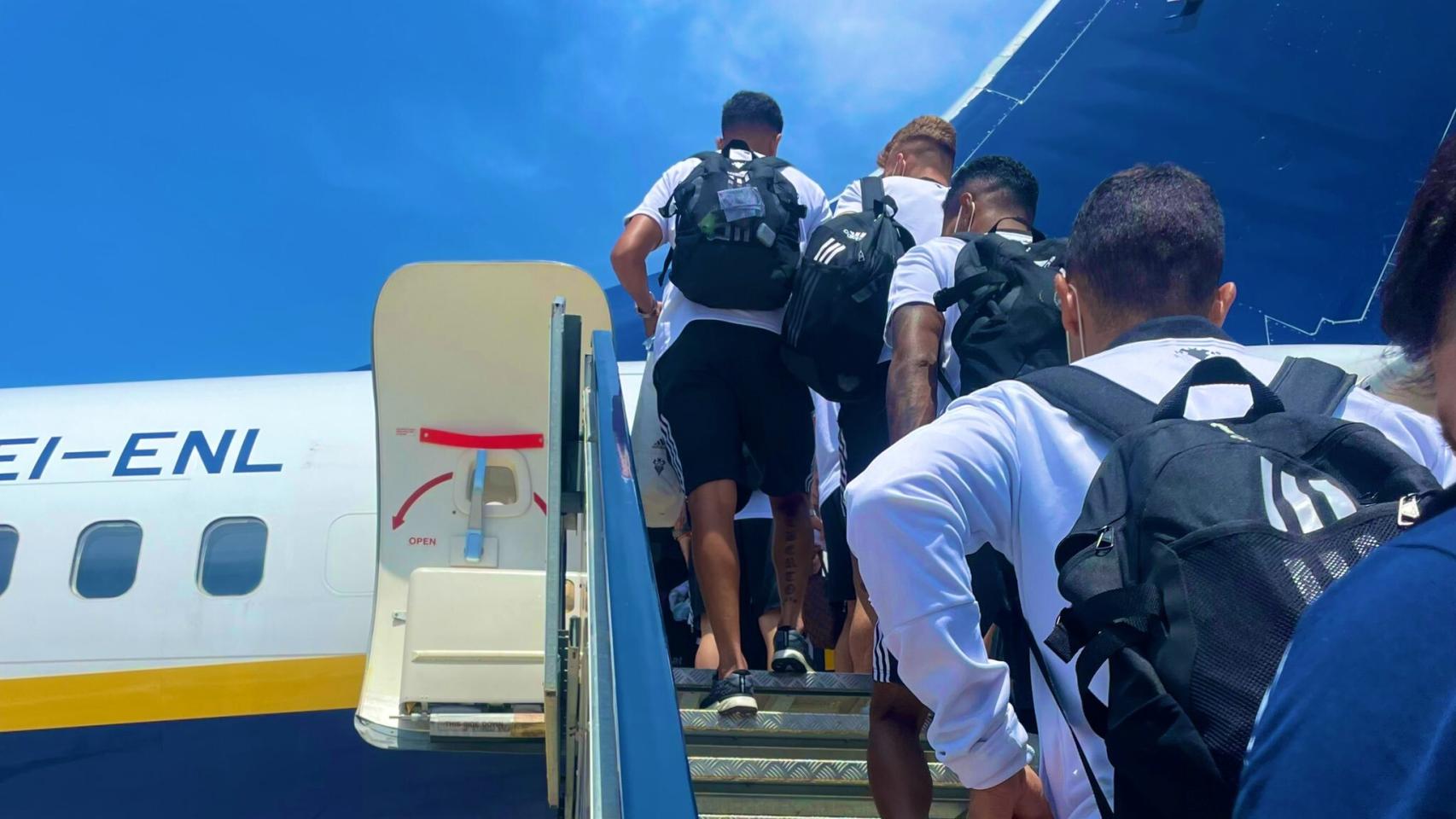 Expedición del Albacete subiéndose al avión que les llevó a Vigo.