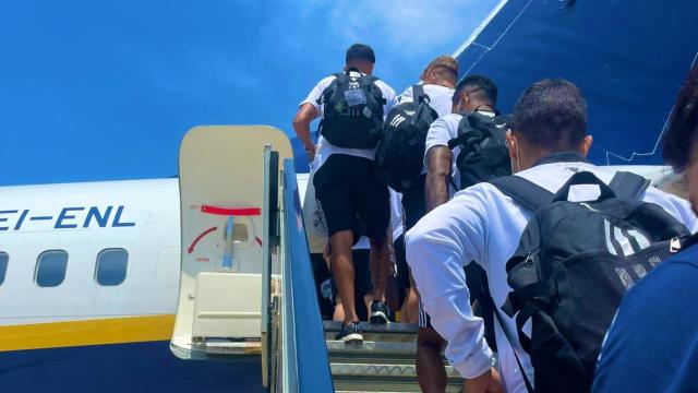 Expedición del Albacete subiéndose al avión que les llevó a Vigo.