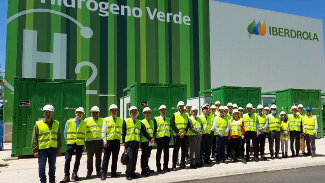 Visita de la delegación japonesa a la planta de Puertollano.