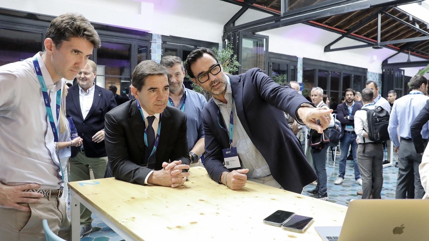 Carlos Torres Vila, presidente de BBVA, junto a Carlos Sánchez, CEO de Wiserentr, durante la celebración de BBVA Open Summit 2022.
