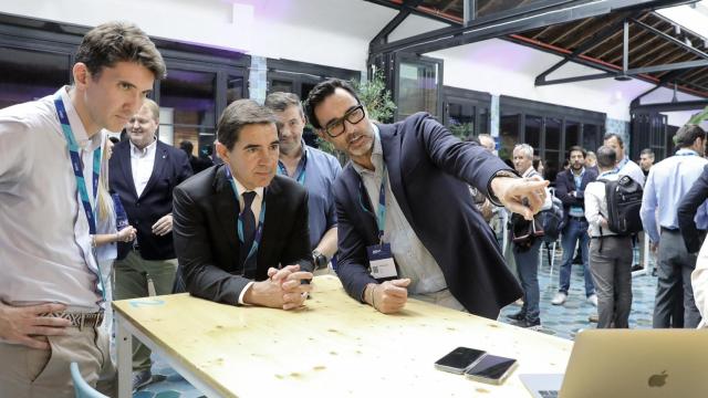 Carlos Torres Vila, presidente de BBVA, junto a Carlos Sánchez, CEO de Wiserentr, durante la celebración de BBVA Open Summit 2022.