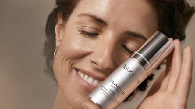 Una mujer con una crema de Natura Bissé.