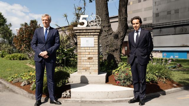 Descubrimiento de la placa del 50 aniversario de Ferroglobe en Sabón.