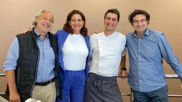 El chef Alejandro Rey, flanqueado por Samantha Vallejo-Nágera (izquierda) y Pepe Rodríguez (derecha), jueces de MasterChef.